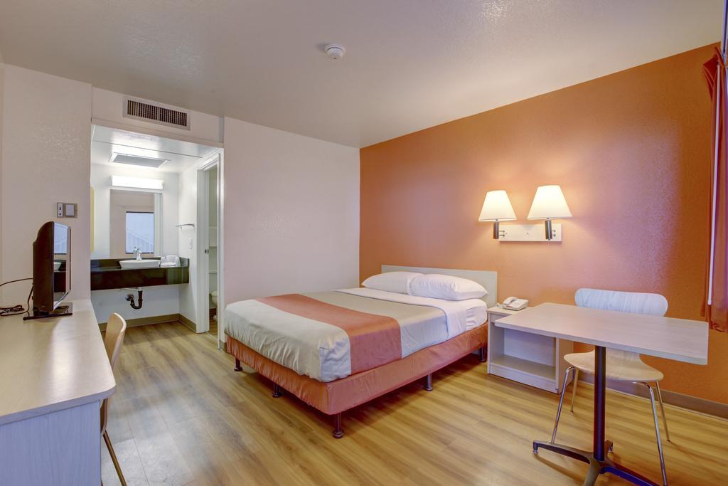 Hotel 6-corona, Ca 2*