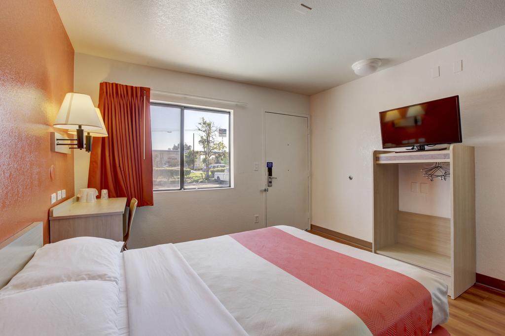 Hotel 6-corona, Ca Corona