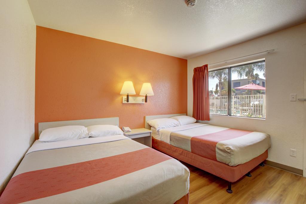 Hotel 6-corona, Ca
