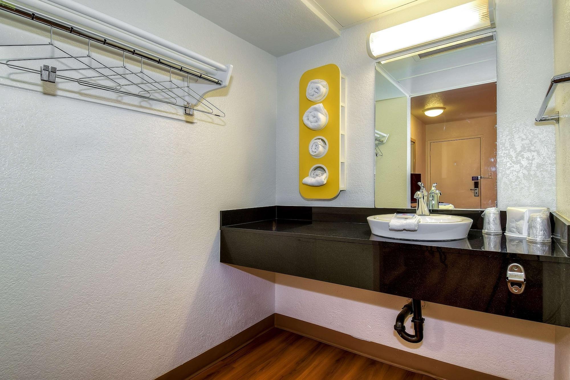6-corona, Ca Hotel