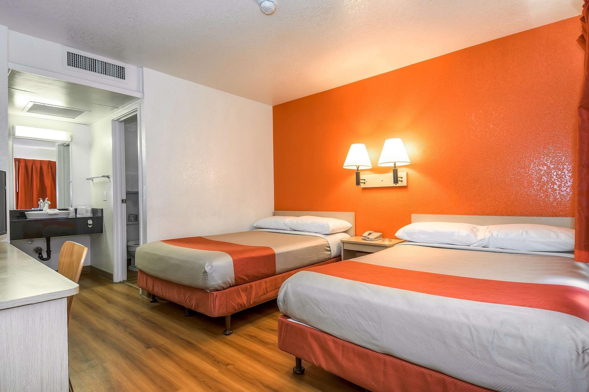 Hotel 6-corona, Ca