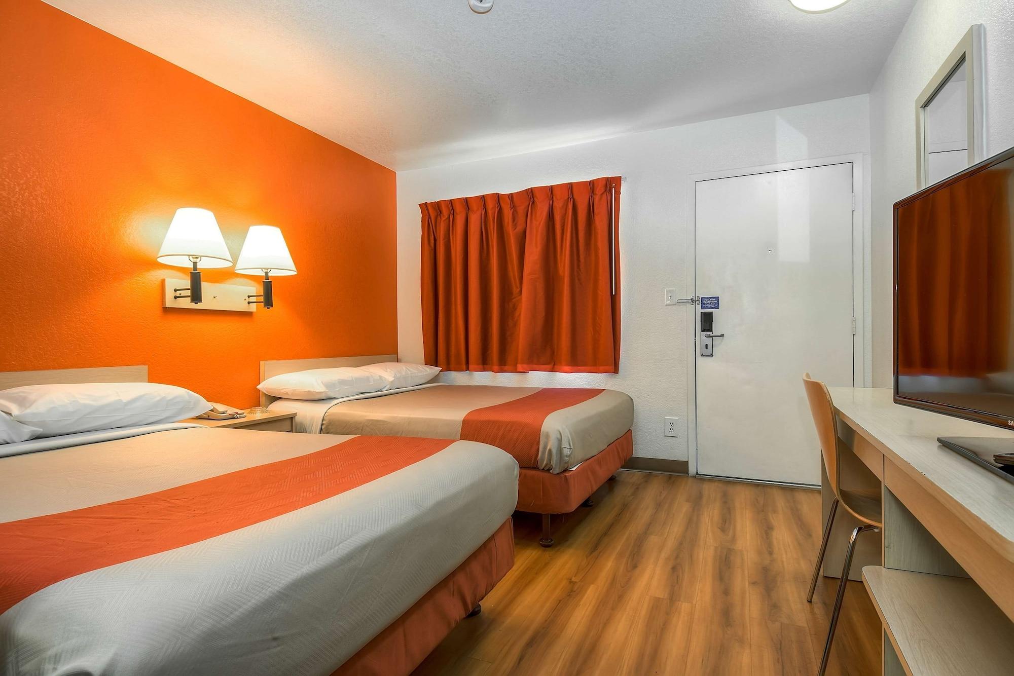 Hotel 6-corona, Ca