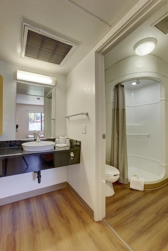 Hotel 6-corona, Ca