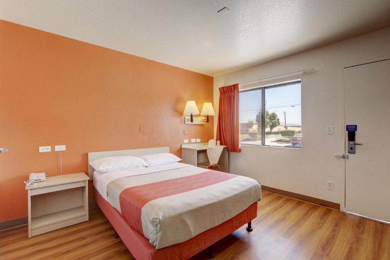 Hotel 6-corona, Ca 2*